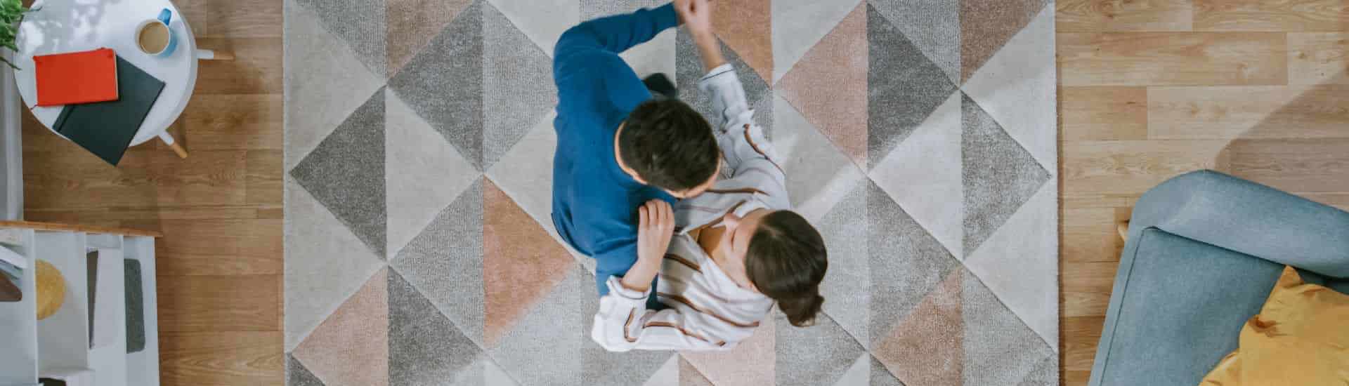 Thuis date: koppel danst in woonkamer