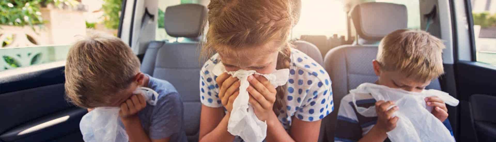 Kinderen in auto zijn wagenziek