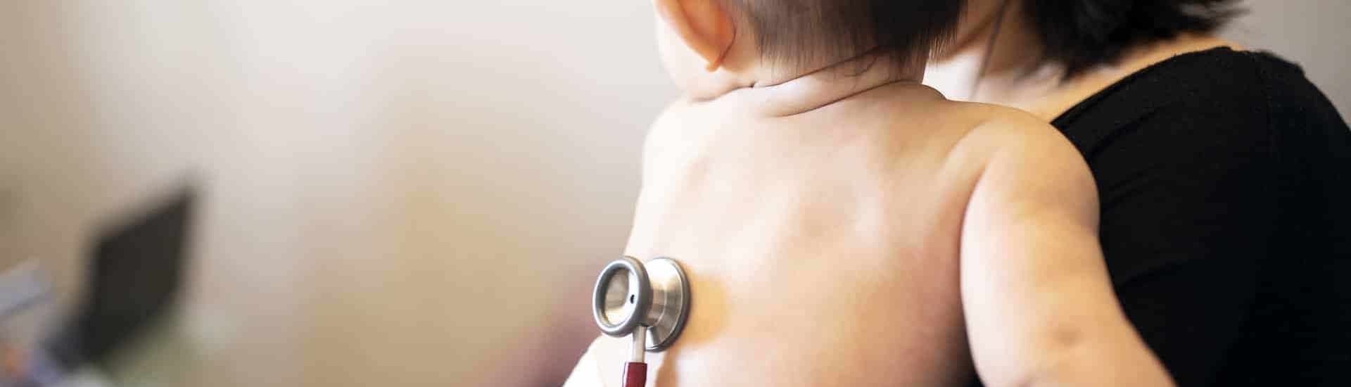 Baby met RSV bij de dokter
