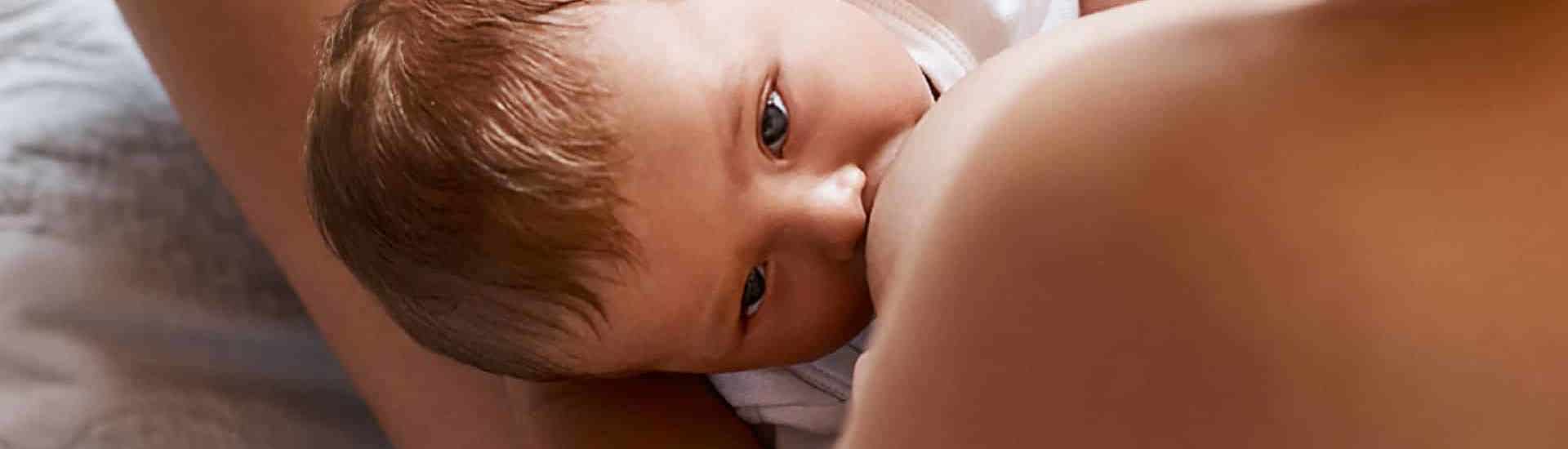 Baby drinkt borstvoeding bij mama