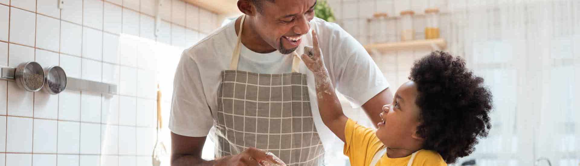 Papa met kind in keuken: Tijdskrediet of ouderschapsverlof