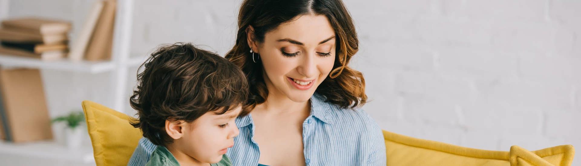 Mama en zoon lezen een kinderboek met diversiteit