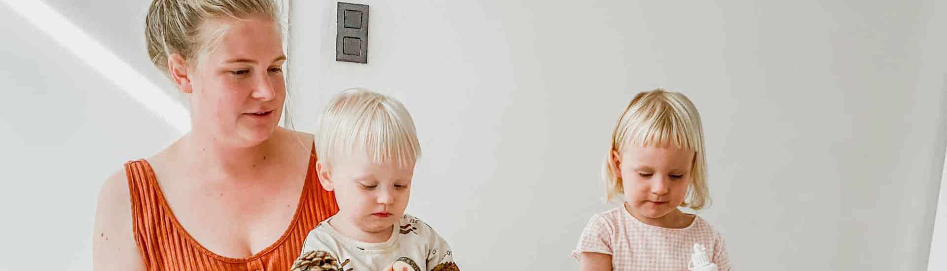 Mama en peuters ontprikkelen na een drukke dag in de crèche