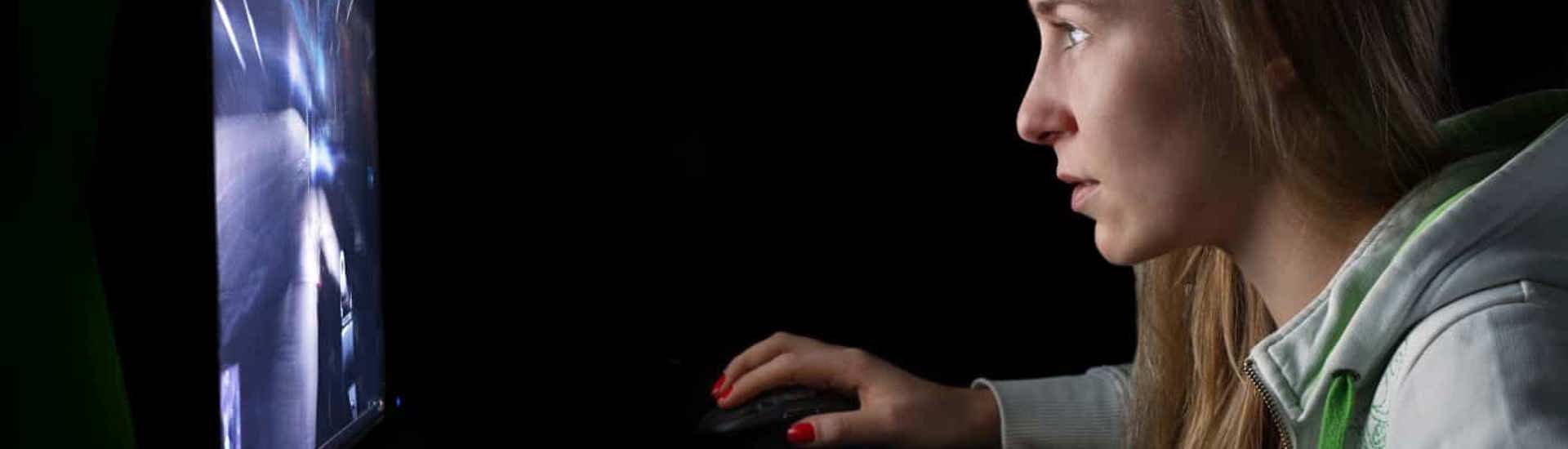 Gamende tiener achter computerscherm
