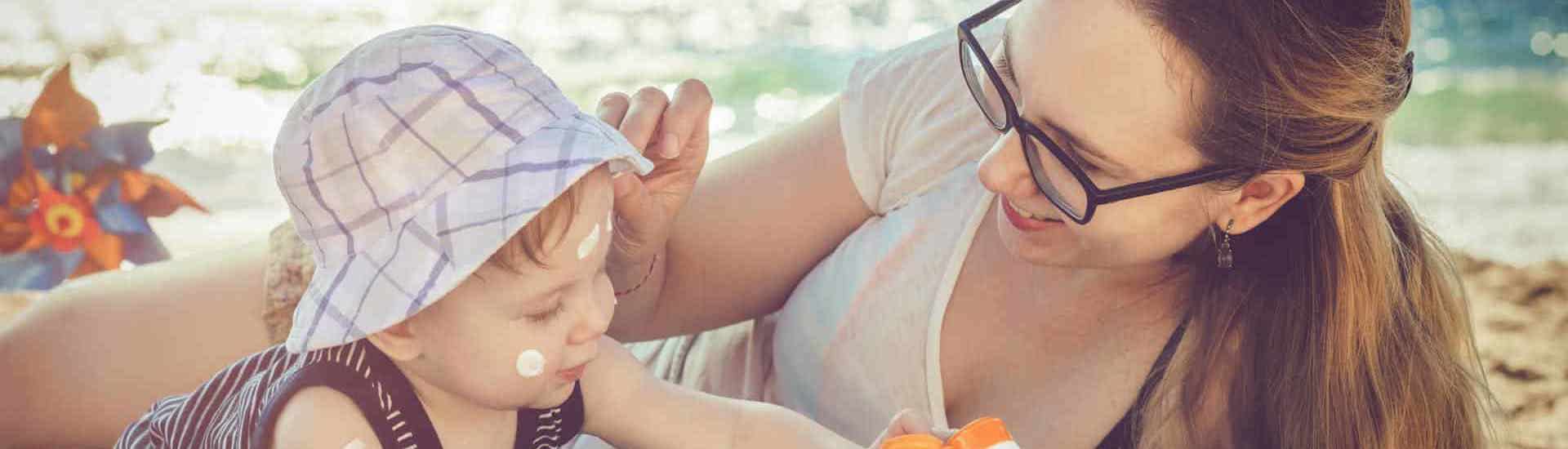 Mama smeert kind in met zonnecrème als bescherming tegen de zon