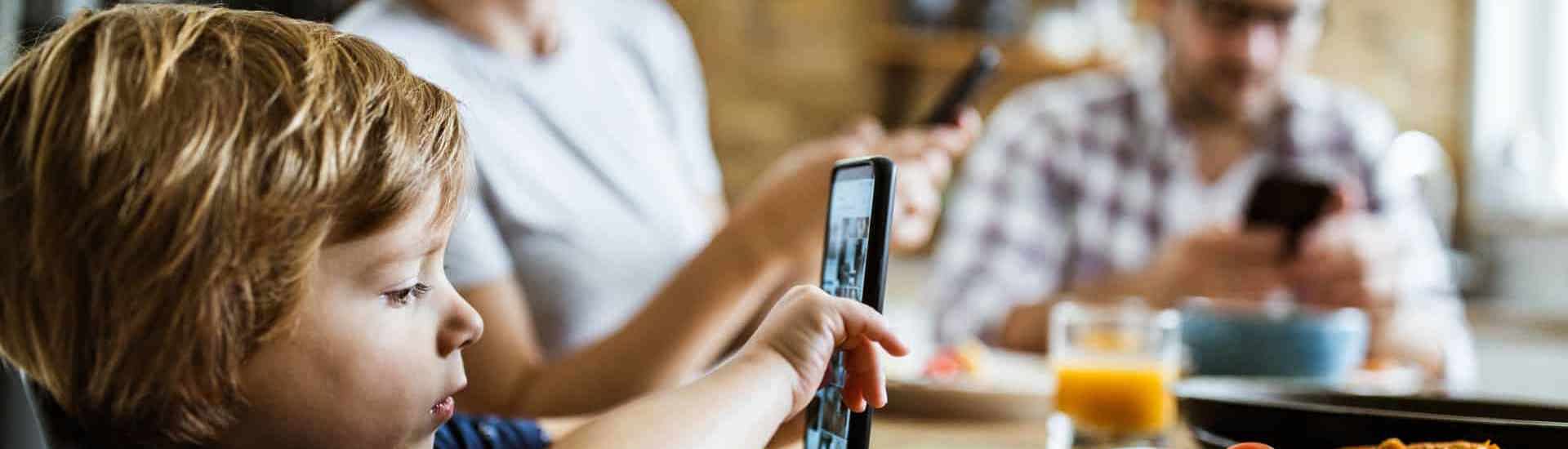 Kind op gsm aan tafel: Schermtijd tijdens het eten