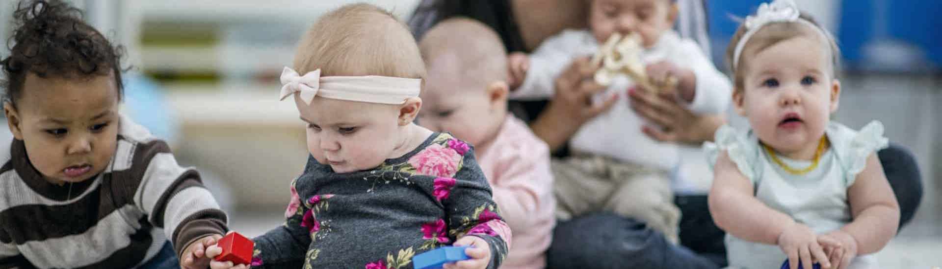Kinderen met kinderbegeleider in de opvang: hoge werkdruk en te weinig middelen