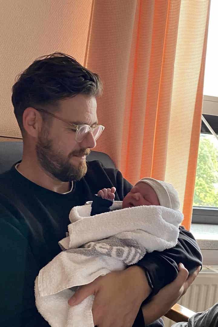 Papa Christophe met pasgeboren dochter