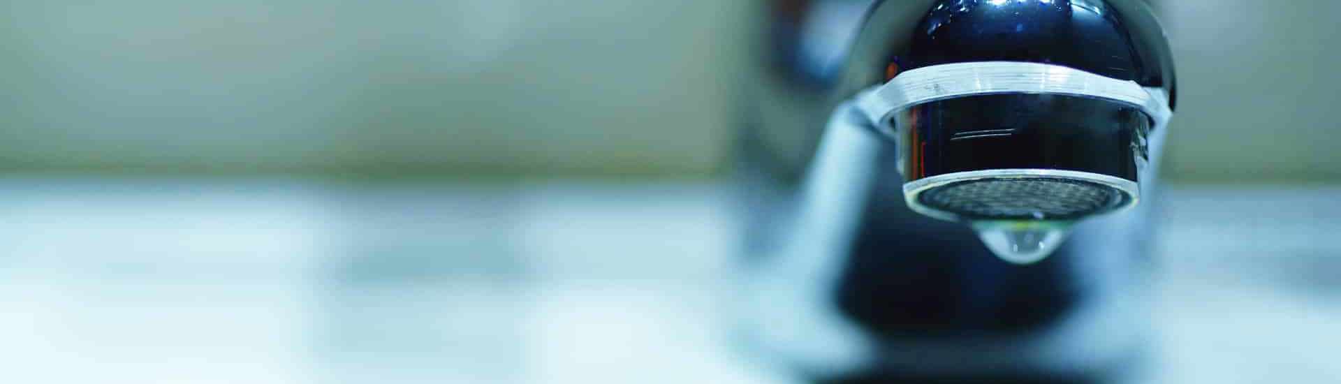 Kraan met druppel: zo kan je water sparen thuis
