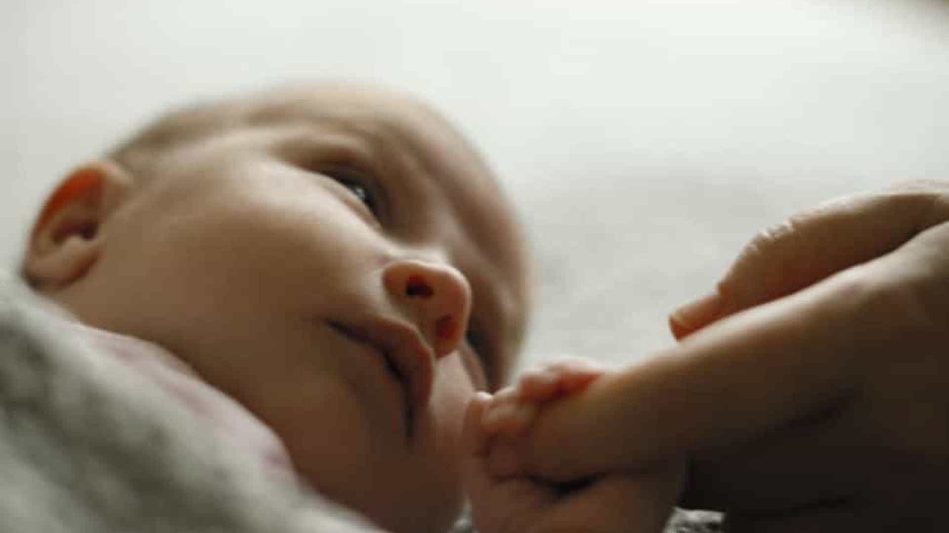 Baby houdt vinger van mama vast: een baby verandert alles