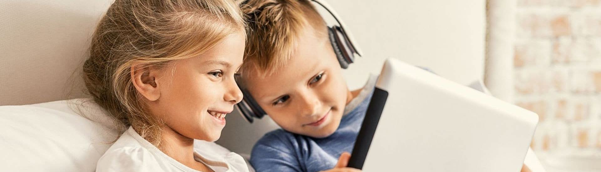 Jonge kinderen spelen op tablet: zo bescherm je de privacy van je kind