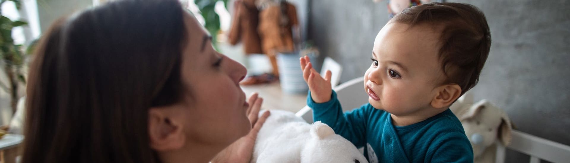 Mama en baby praten met elkaar