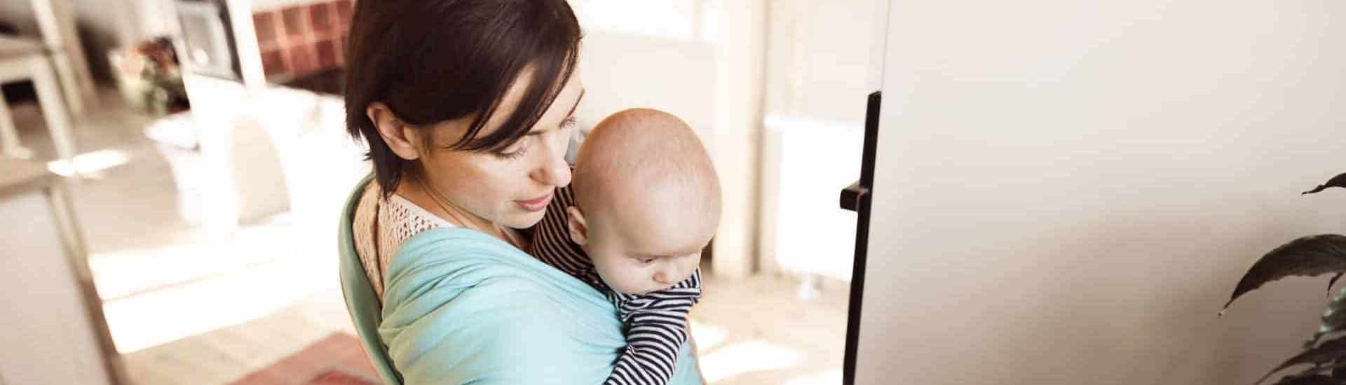 Mama met baby wast af: zo kan je prioriteiten stellen als ouder