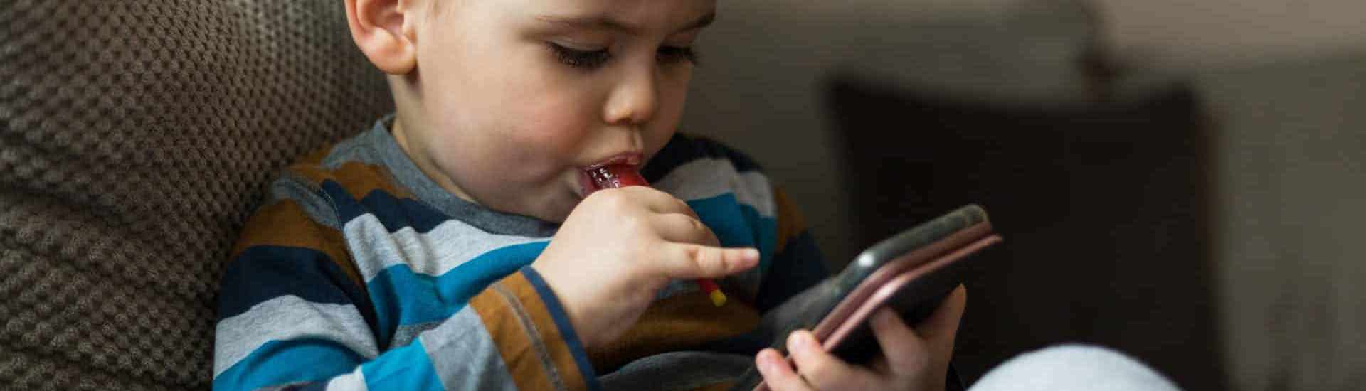 Kind op smartphone: over opvoedingsprincipes