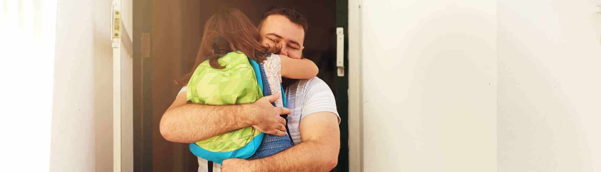 Verblijfsregeling: kind knuffelt papa bij wisseldag