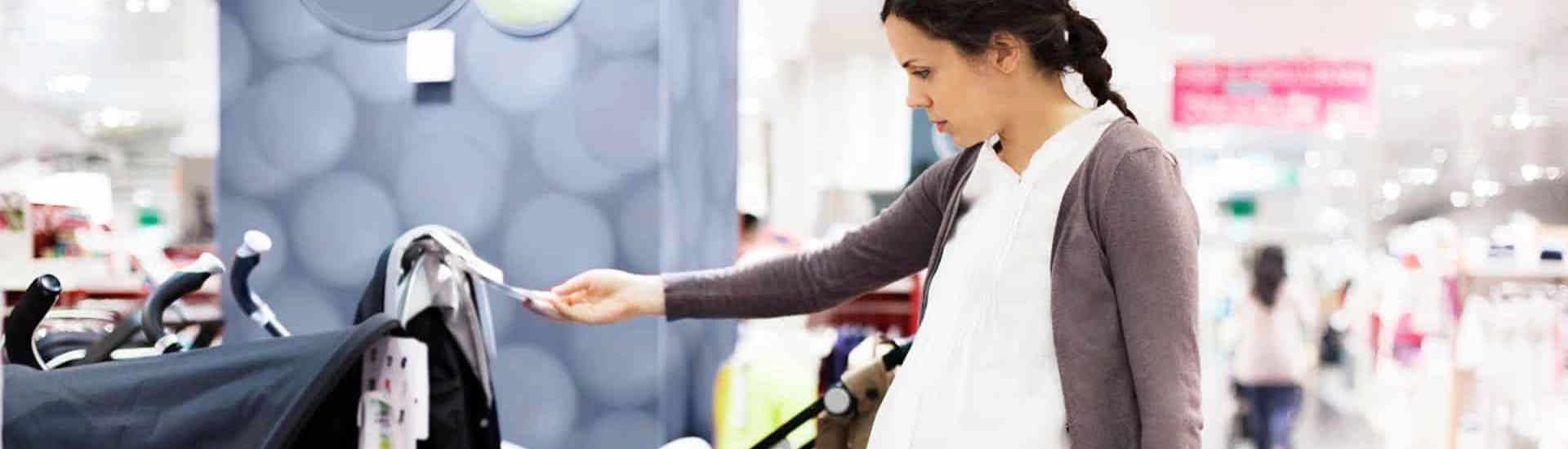 Zwangere vrouw koopt tweedehands spullen voor haar baby