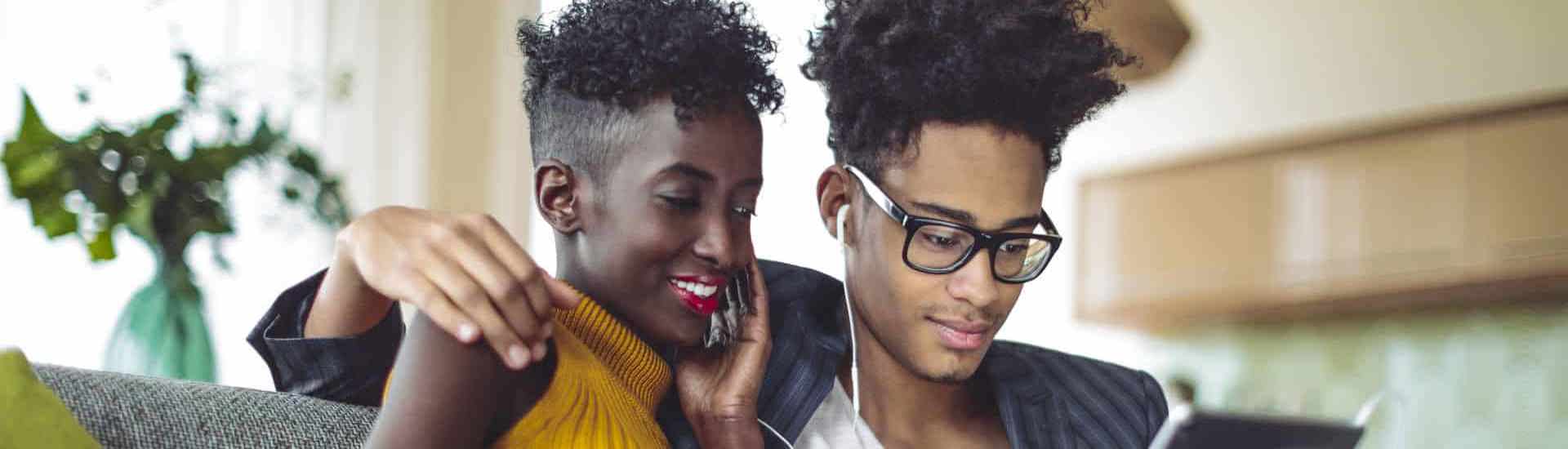 Koppel zit even met twee in de zetel: relatieadvies en -inspiratie