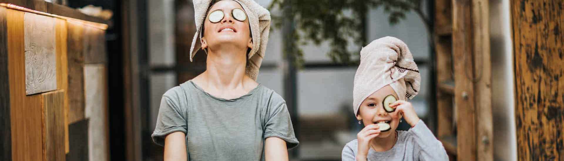 Moeder en kind houden me-time met masker