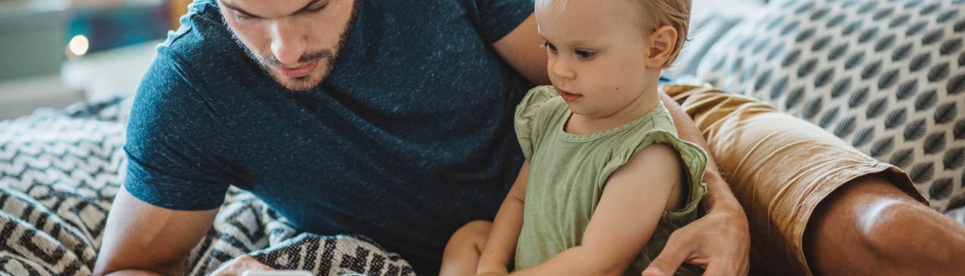 papa met gsm baby schermgebruik ouders