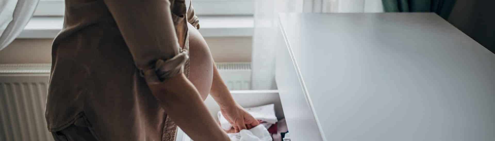 Zwangere vrouw bereid komst van baby voor
