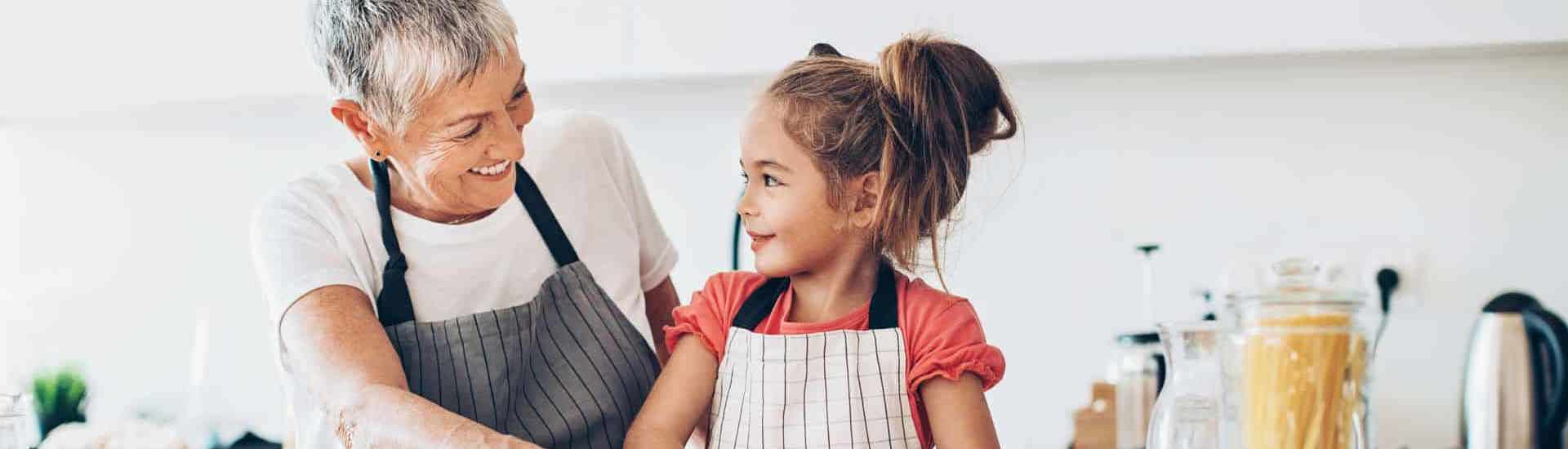 Grootmoeder en kleindochter samen in de keuken: stress en spanning bij sandwichers