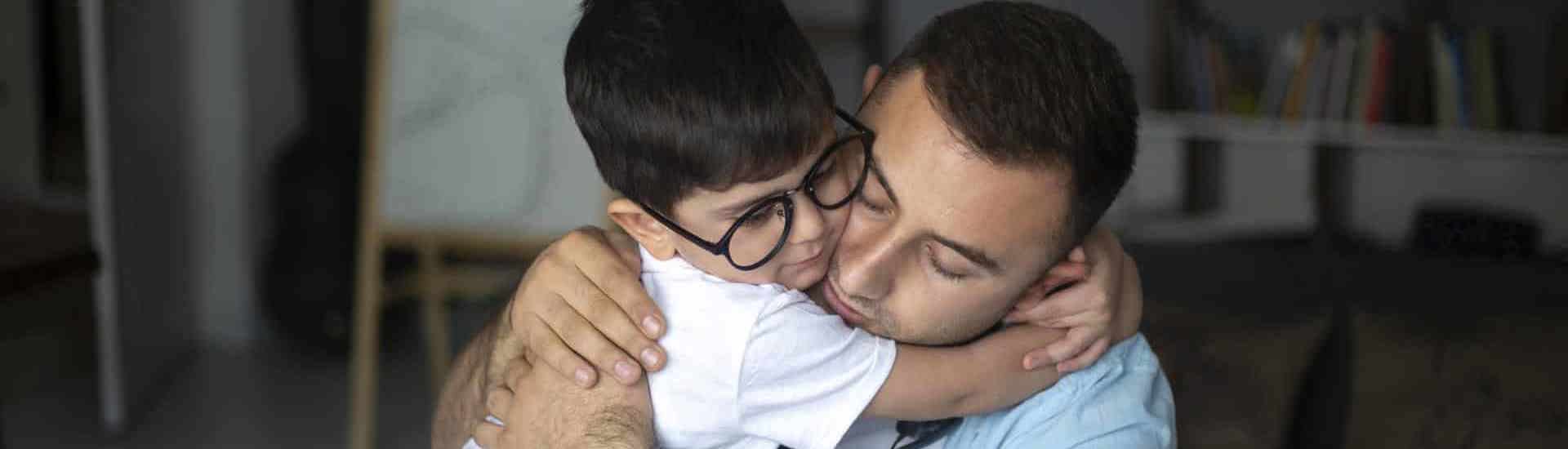 Papa en zoon praten samen over de oorlog