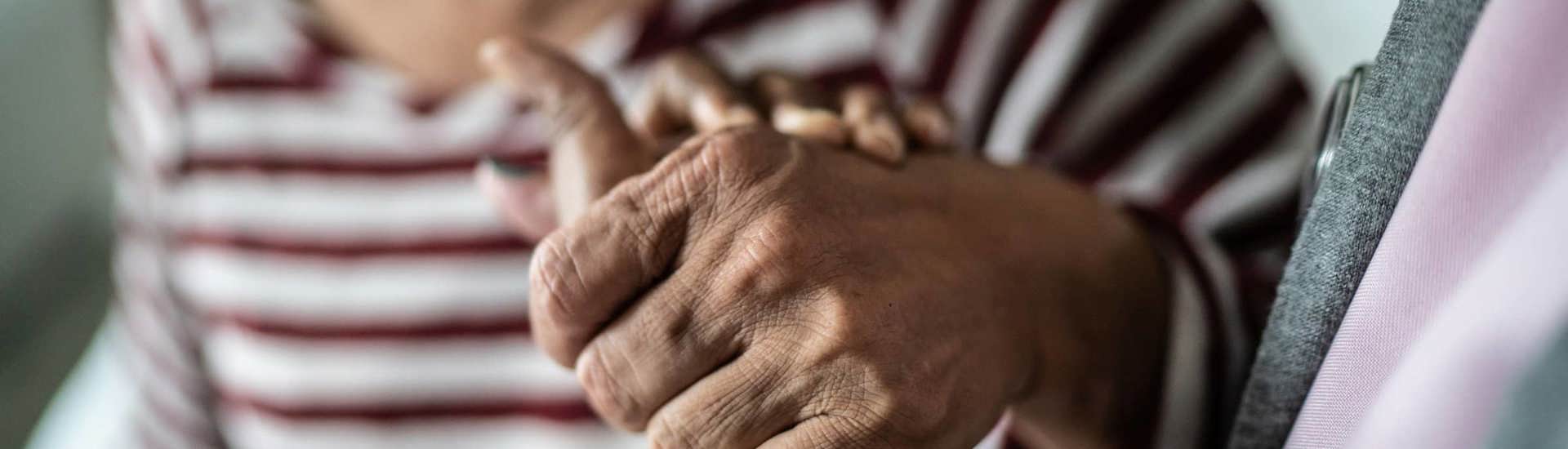 Helpende hand oude vrouw: verlof voor mantelzorgtaken