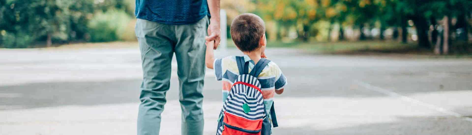 Kleuter gaat voor het eerst naar school