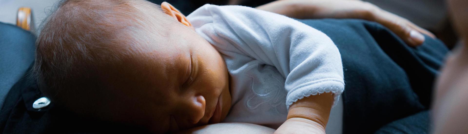 Schattige Baby Slapen Bij Mama