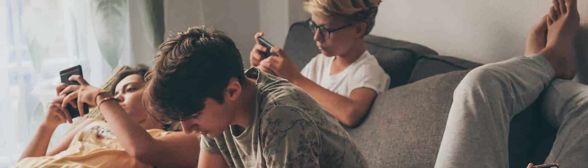 Tieners op smartphone: een handleiding om mee te praten met je tiener
