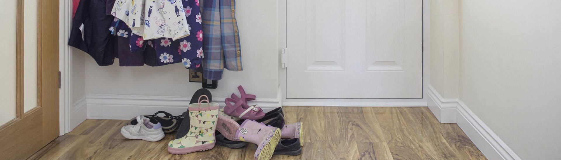 Inkomhal met jassen en schoenen: plusouders tonen hun liefde met geld