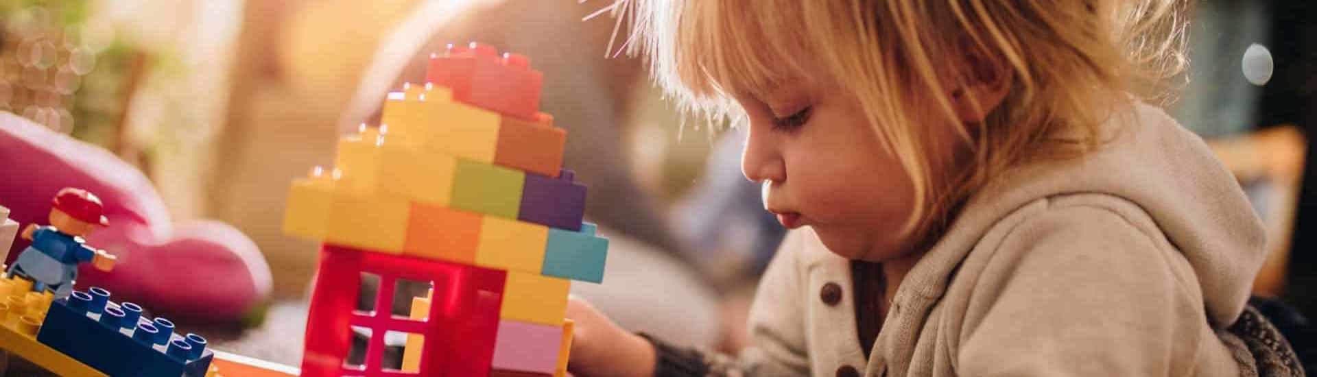 Kind speelt met speelgoed: zo kies je veilig speelgoed