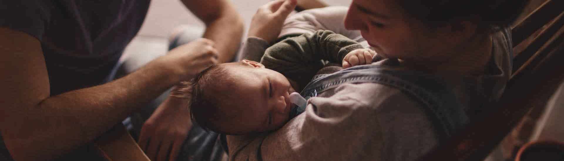 Ouders met slapende baby: Start to sleep een baby leren slapen is een proces van lange adem