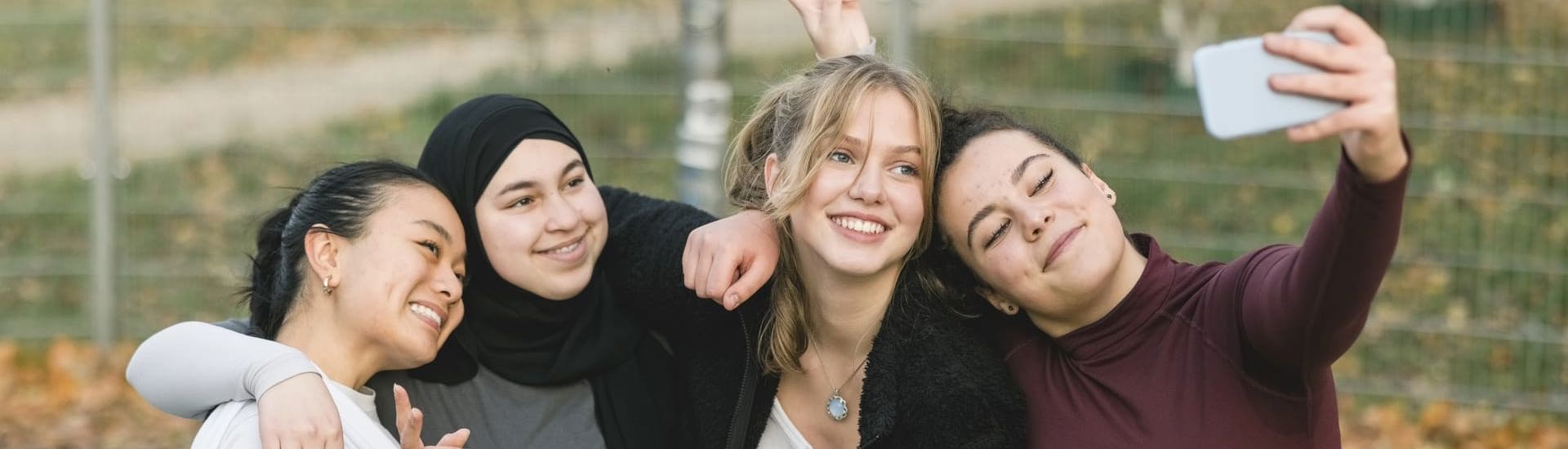 Tieners maken selfie met smartphone
