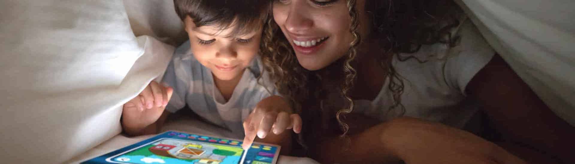 Mama met kind op tablet: Schermtijd bij jonge gezinnen