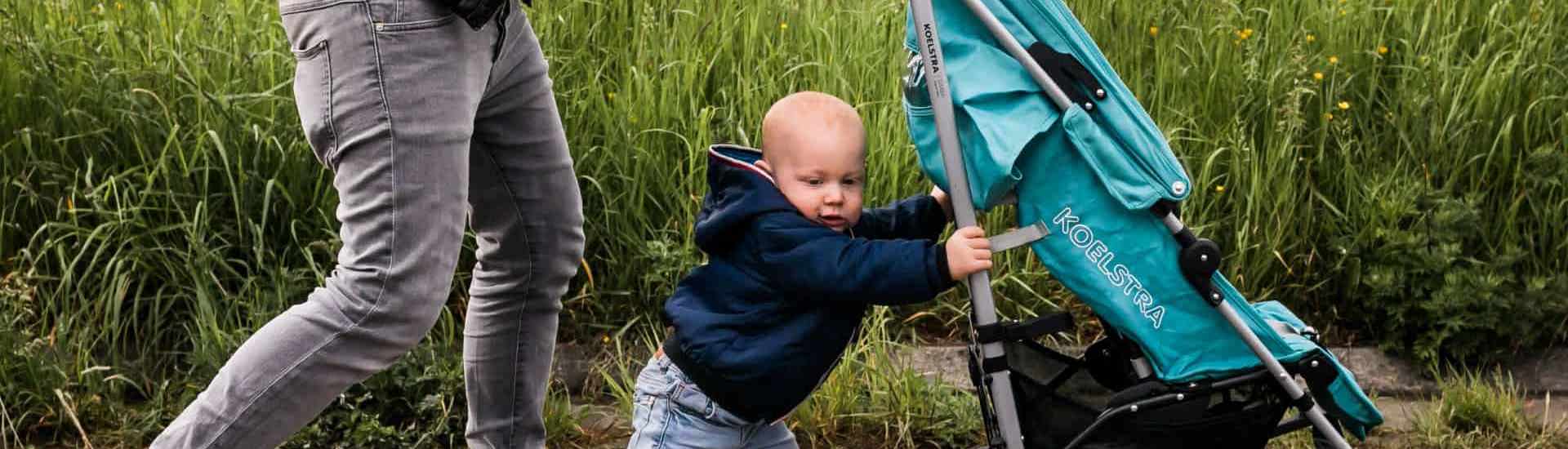 Jongen duwt buggy: zelfvertrouwen bij je kind laten groeien