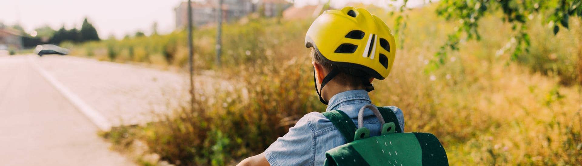 Kind fietst alleen naar school