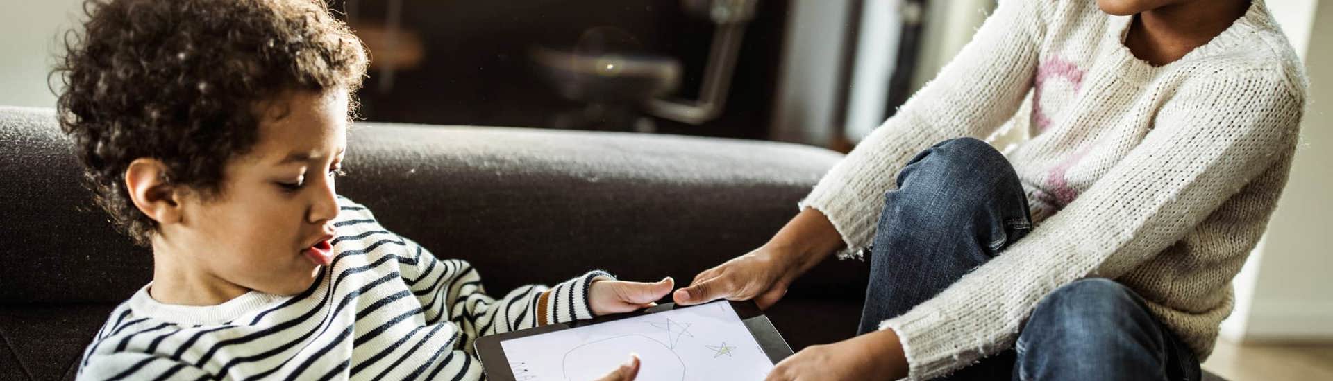 Broer en zus maken ruzie over de ipad: hoe ga je ermee om?
