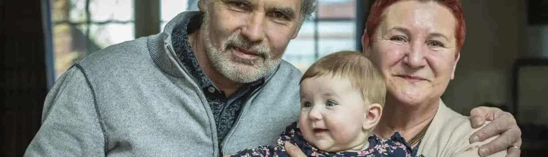 Greta en Rudi met hun kleinkind: voor het eerst oma en opa