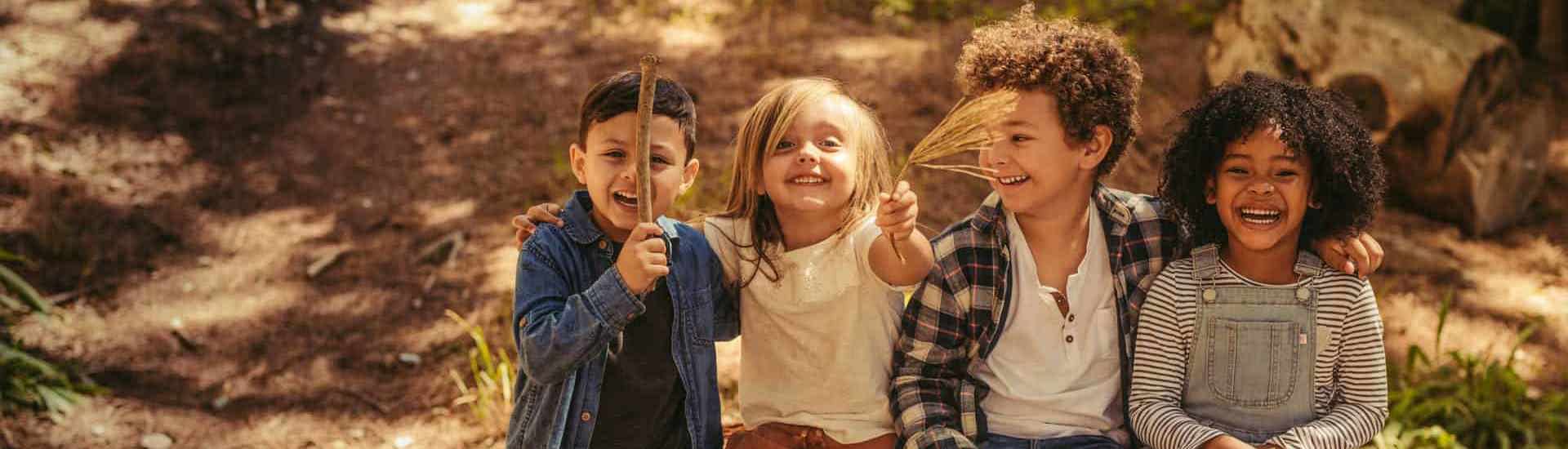 Groepje kinderen met diversiteit: opvoeden tegen racisme
