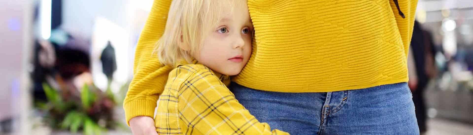 Kind wil geen kus geven tijdens familiebezoek: hoe reageer je?
