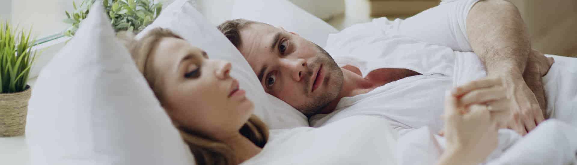 Koppel in bed: tips om met je parter te praten