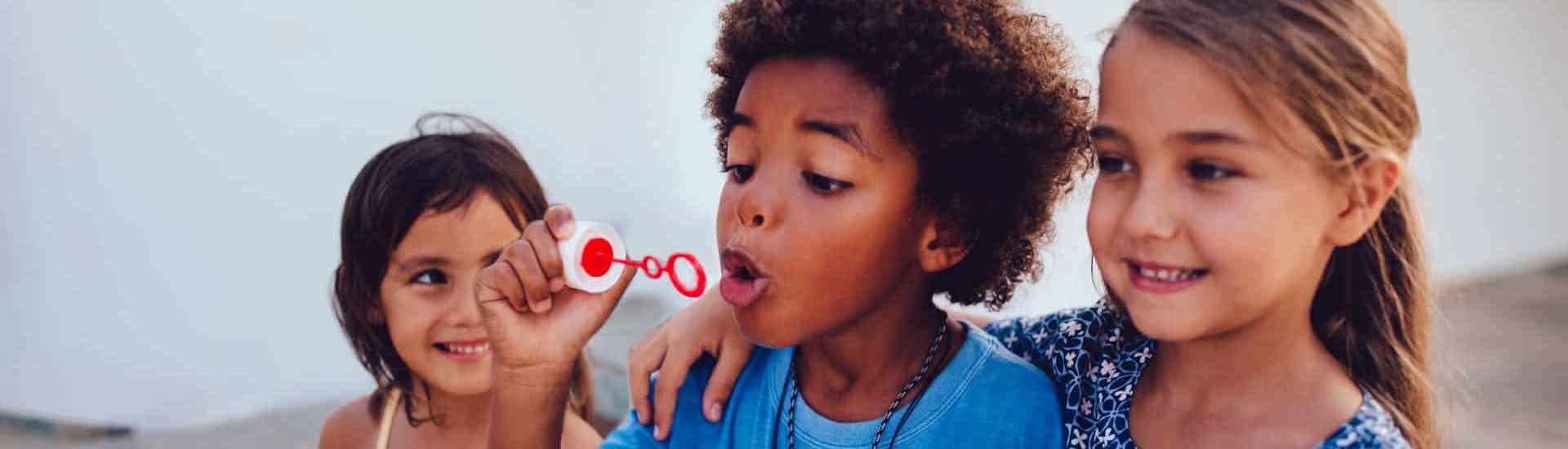 Diverse kinderen blazen zeepbellen: zo praat je over huidskleur en racisme