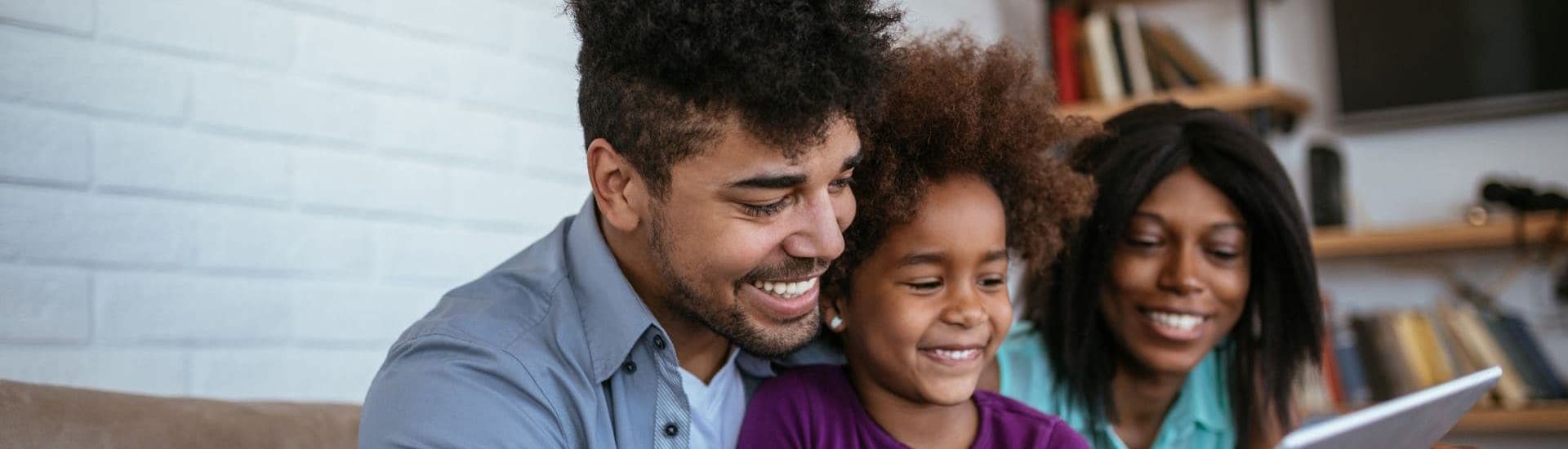 Gezin met tablet: Samen met je kinderen bouwen aan een veilig internet 