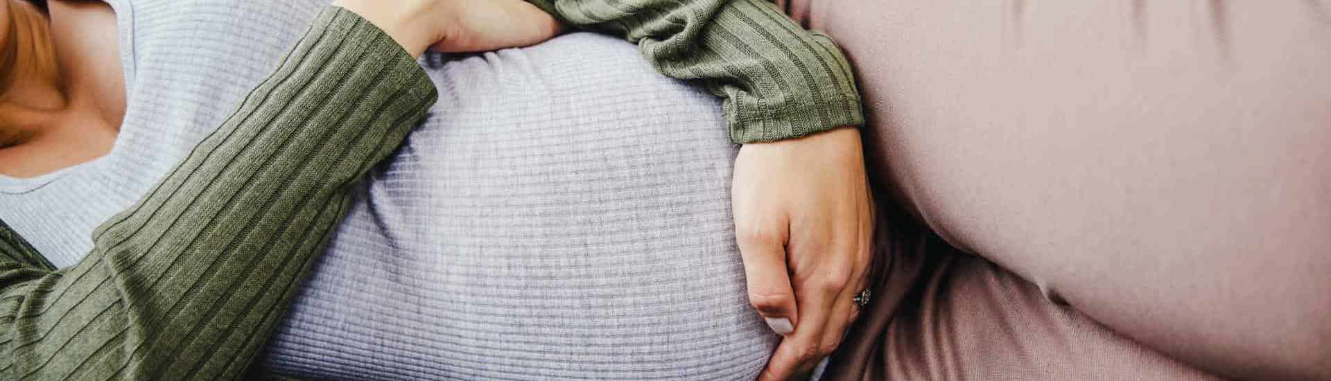 Zwangere vrouw ligt in zetel: hoe weeën herkennen?