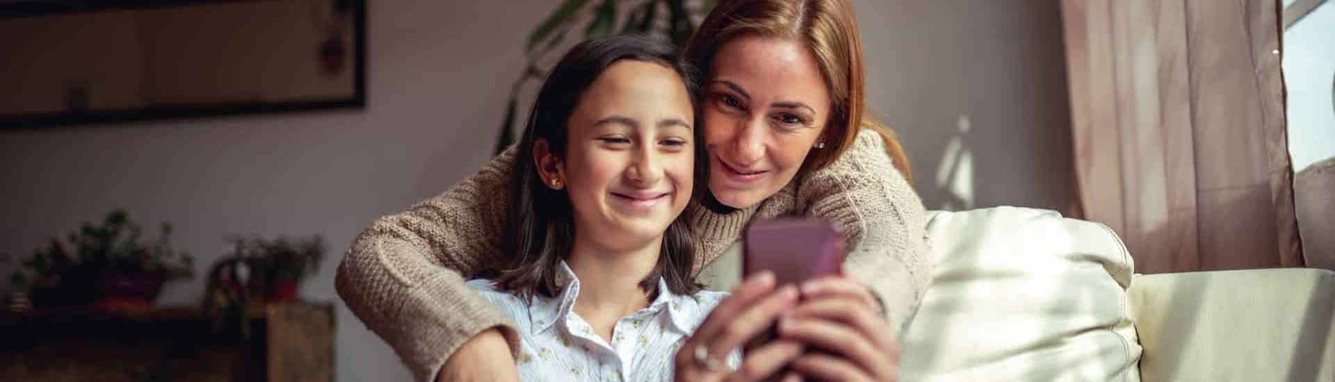 Tiener en mama met smartphone: Sociale media en kinderen