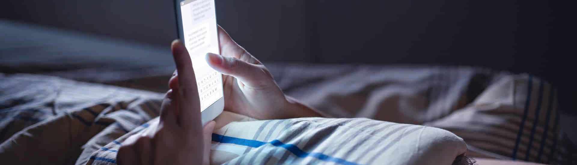 Tiener op smartphone in bed: Sexting