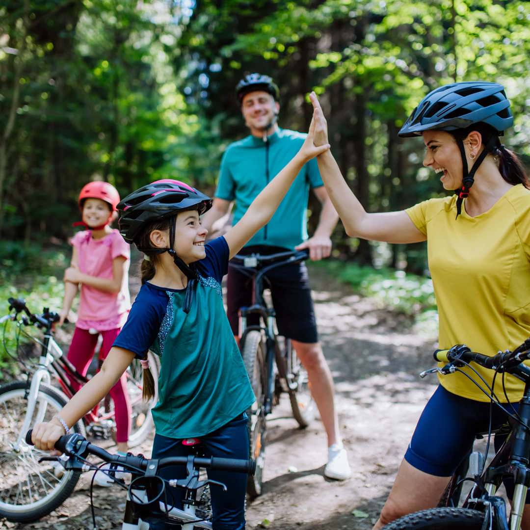 Gezinssport Vlaanderen gezin op de fiets geeft high-five