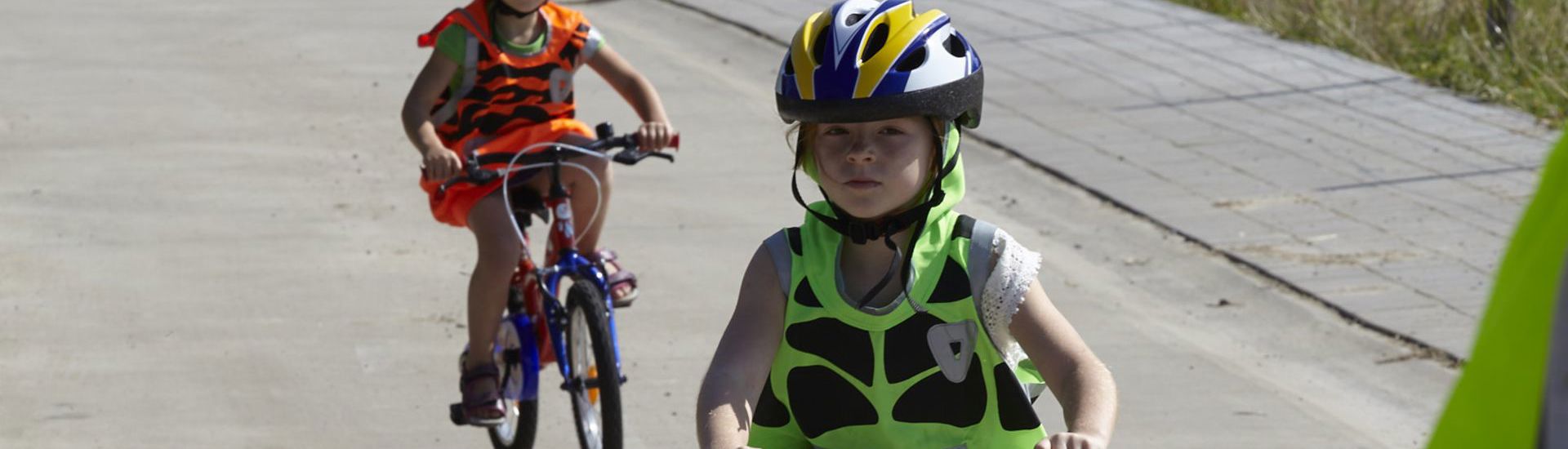 Kinderen leren fietsen in het verkeer