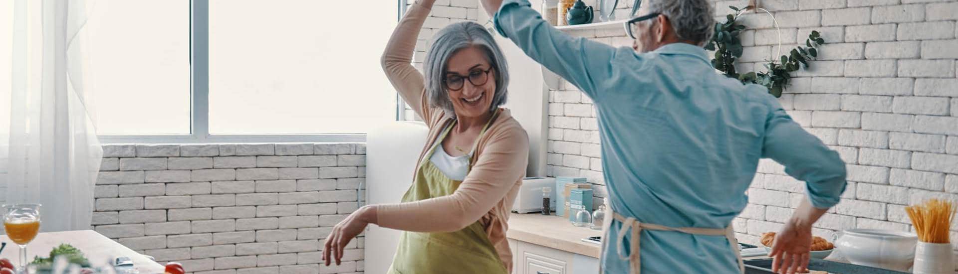 Grootouders zijn met pensioen en dansen in de keuken